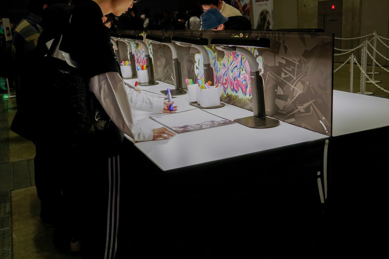 ボードに記入するためのデスクも用意されており、来場者たちが自由にボードに思いの丈を書き込んで応援などに利用した