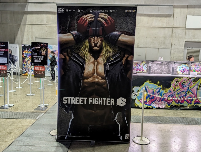 アレックス試遊ブースには巨大なアレックスの看板が来場者たちをお出迎え