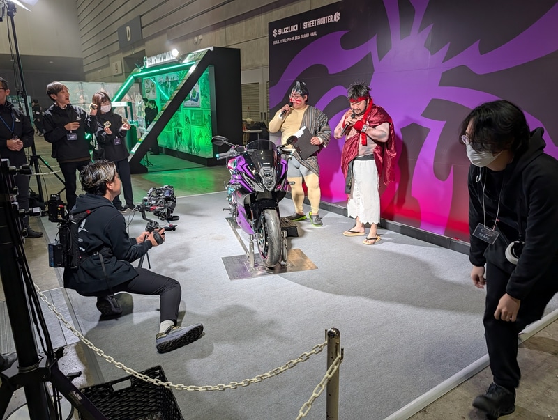 サポーターのNOモーションの2人は会場内のブース紹介などを中継して活躍した