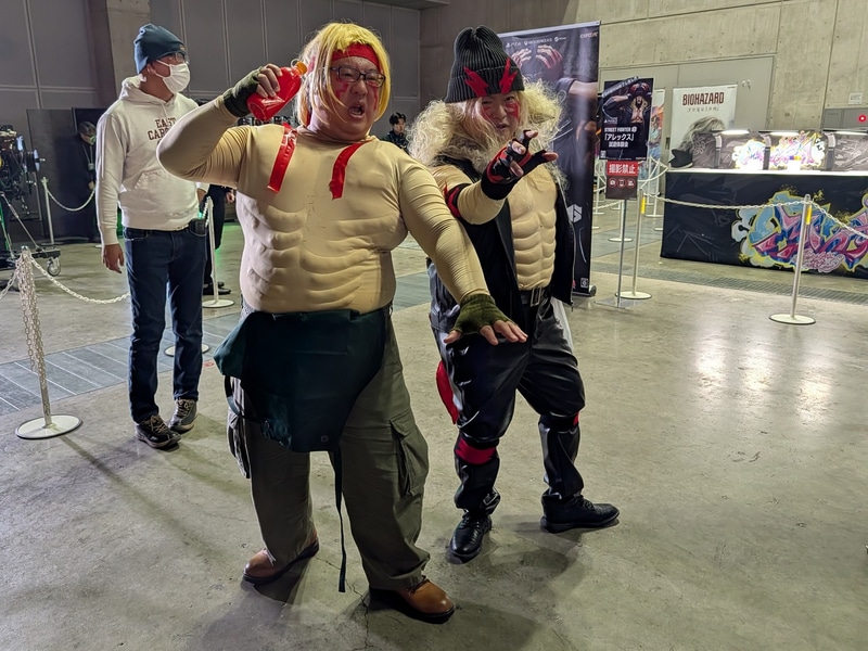 いつもはエドモンド本田とリュウのコスプレで登場する2人だが、グランドファイナルの後半戦からは2人揃って新キャラクターのアレックスにお色直しをして登場しており、会場内のあちこちから声を掛けられていた