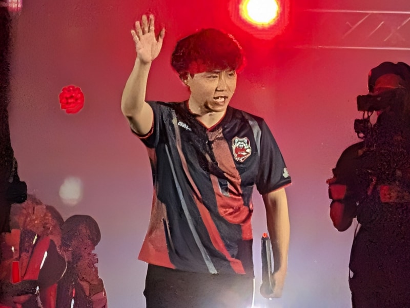 Shutoは自身の使用キャラ、リュウを意識した赤色のハチマキを締めての入場！