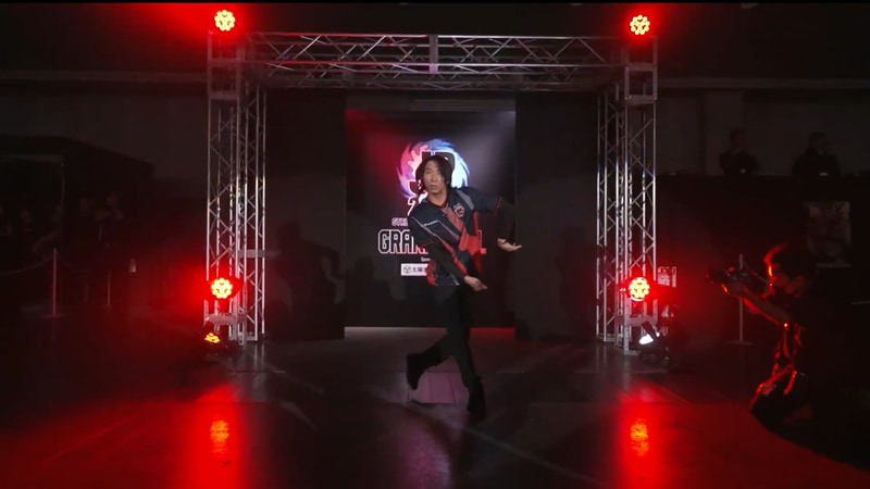 リーダーのどぐらは、流行のAIダンスでの入場を決めた