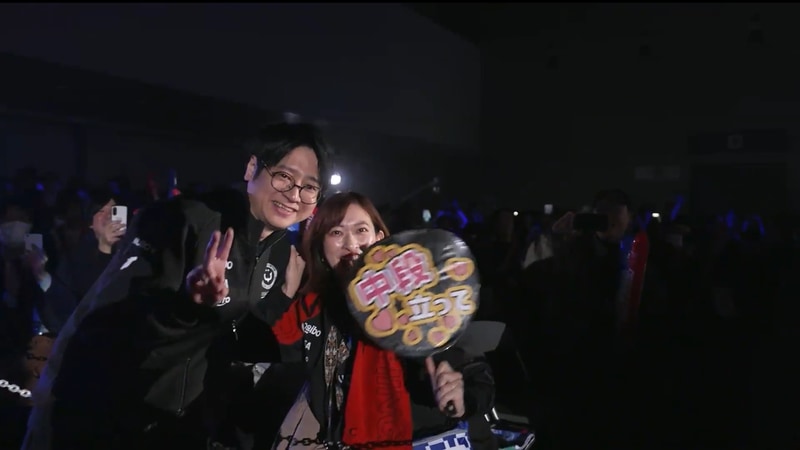 ふ～どの入場は応援席の倉持由香とのツーショットをアピール！