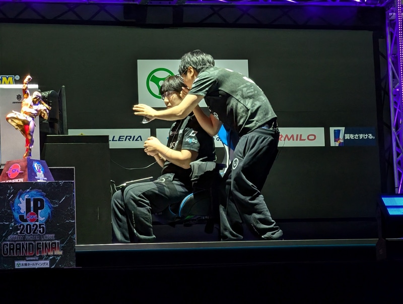 バトルの合間にはベンチの選手が駆け寄って声を掛ける様子が頻繁に見られた