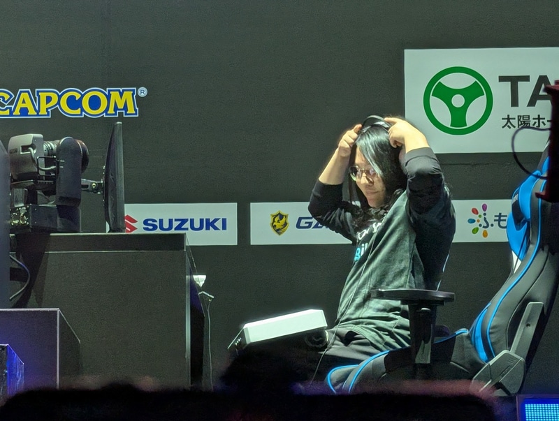 優勝が決まった瞬間のLeShar。少し微笑むのみで大きなガッツポーズなどなく、淡々と仕事をこなした職人のような佇まいだ