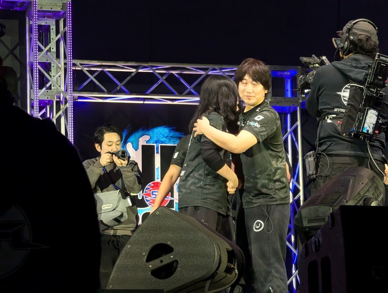 大将戦に勝利し、見事優勝を勝ち取ったLeSharを労うかのようにハグして出迎えるウメハラ