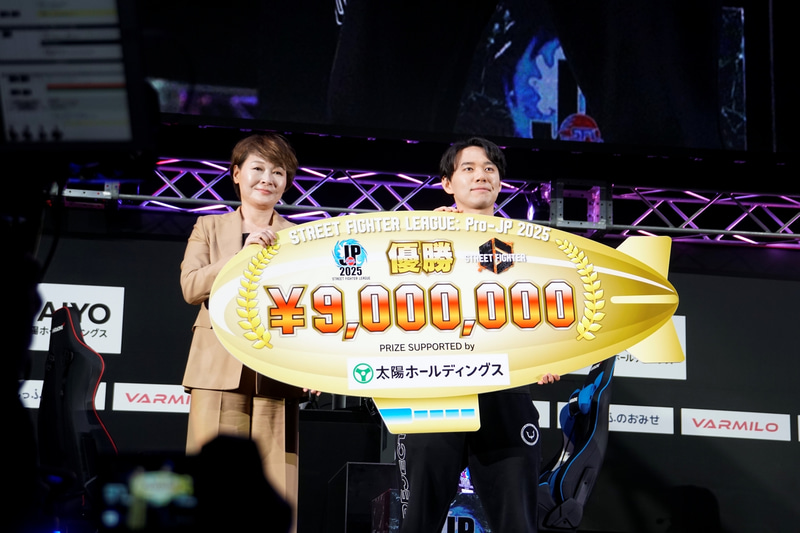 優勝したREJECTには900万円の賞金パネルが授与された