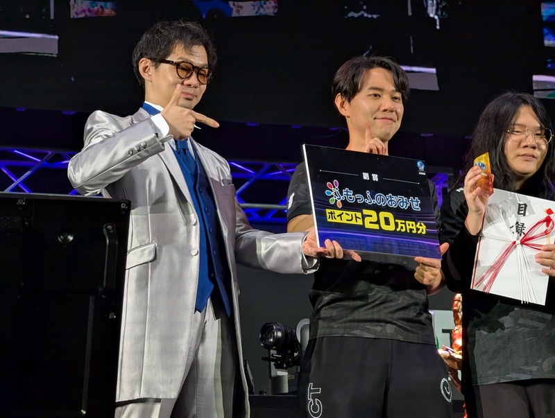解説のハメコ。氏から副賞のふもっふで利用できる商品券20万円分が授与