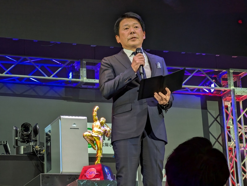 締めの挨拶にはカプコンの辻本春弘代表取締役社長COOが登壇