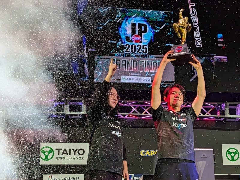 グランドファイナルの最後はトロフィーを掲げて終了！優勝はREJECT！