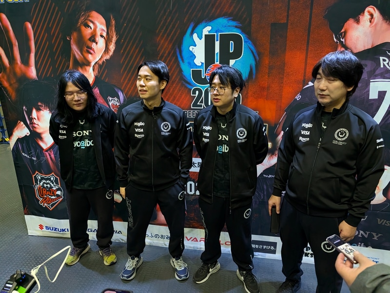 囲み取材時のREJECTメンバー