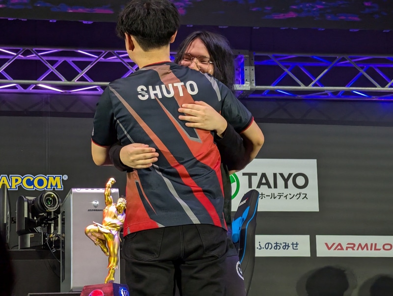 配信のエンディングの時、ステージを去る前に壇上でShutoとLeSharが会話し、ハグしていたシーンが印象的だったので何を話したのか聞いた