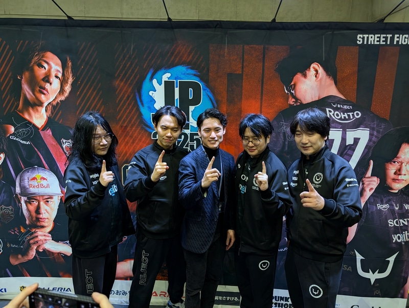 取材終了後には、REJECTオーナーの甲山翔也氏がメンバーたちと一緒に記念撮影をしてもらっていた