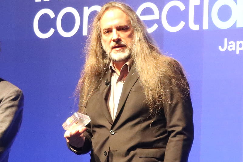 Fellow and CTO Intel Government TechnologiesのJoshua Fryman氏が手にしているのがZAMのプロトタイプ