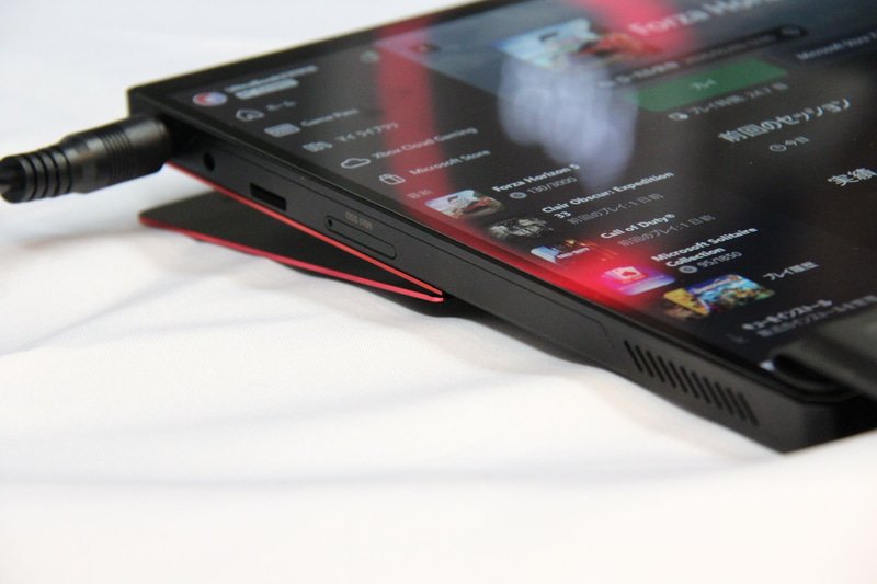 最大173度まで無段階開閉可能なキックスタンド