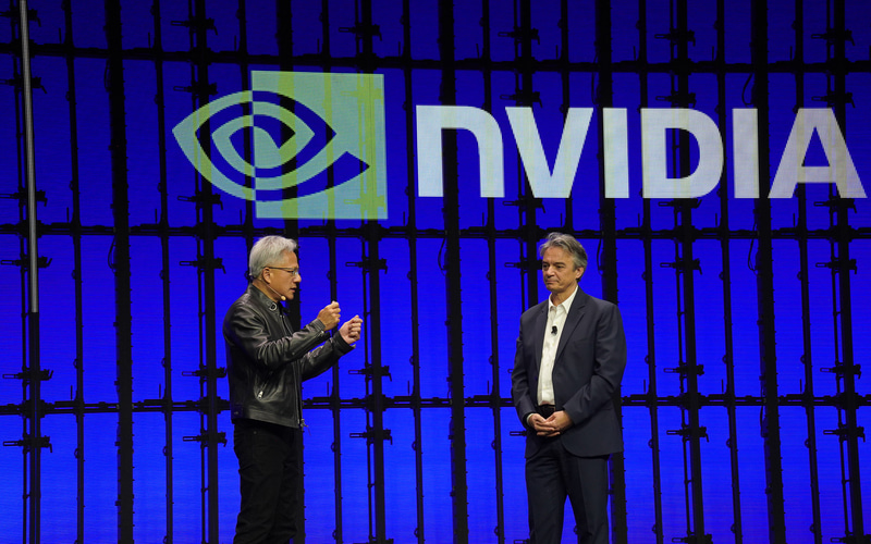 NVIDIA CEO ジェンスン・フアン氏(左)とダッソー・システムズ CEO パスカル・ダロズ氏(右)