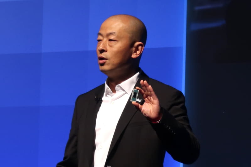 Core Ultraシリーズ3を手にするフェン氏