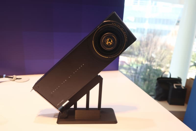 展示会場では、Intel Arc Pro B60を2基集積したMAXSUNの「MS-Intel ARC Pro B60 Dual 48G Turbo」が展示されていた。このカードは2スロット厚のため、4GPU環境を容易に構築可能だ