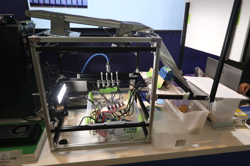 工場での検品検査に使う例の1つ。高速に滑り落ちるサンプルの不良品を即座に判別してはじき出すといったことが可能。ちなみにゆっくり流れる程度ならもっと低性能なものでもよいのだが、高速な反応が求められるシーンでCore Ultraシリーズ3が生きる