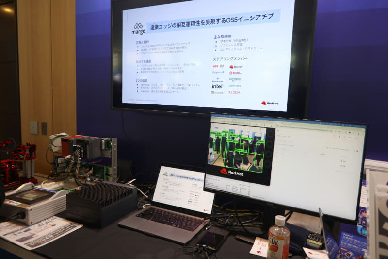 こちらはRedHatの展示で、機能が固定のPLCをソフトウェア定義のものにして汎用性や開発コストの削減を狙うというもの