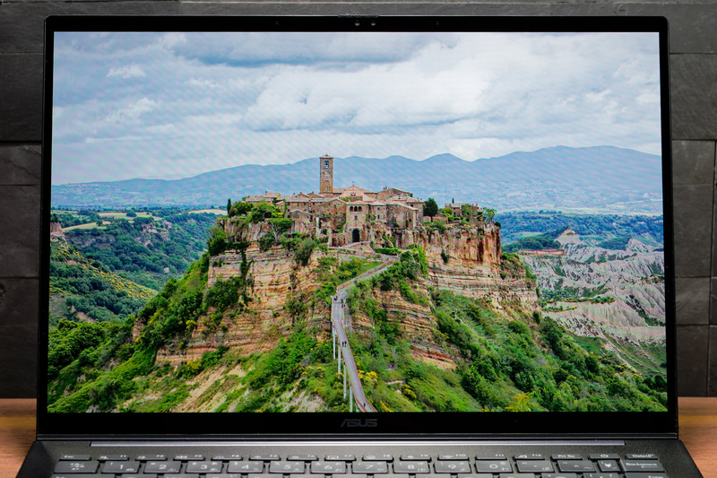 色鮮やかなOLEDディスプレイ。DCI-P3を100%カバーする