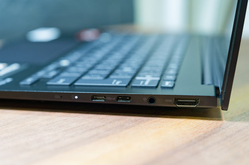 USB4、USB 3.2のType-Cポートをはじめとするインターフェイス類は右側面に集中している