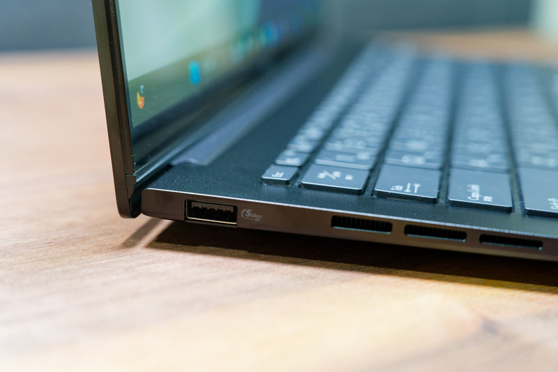 左側面はUSB Type-Aポート1つ