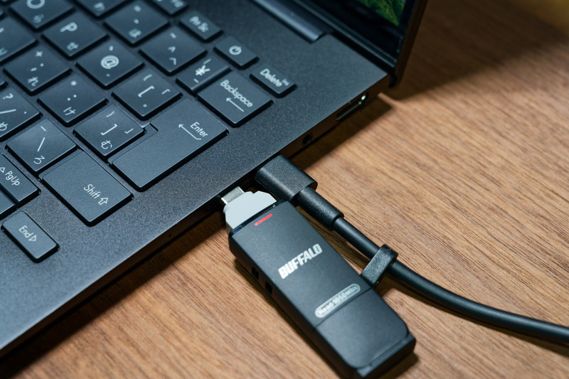 細身のType-Cデバイスでも2ポート同時に差し込めないことがあるので、ハブなどを併用するのがおすすめ