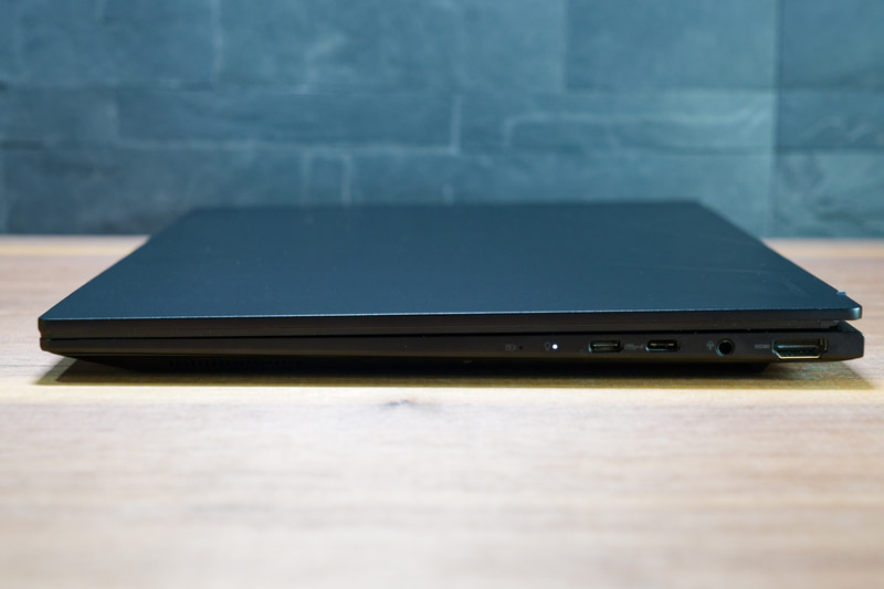 底面外周部が斜めになっているのでより薄く見える。指を差し込めるので持ち上げやすいメリットも