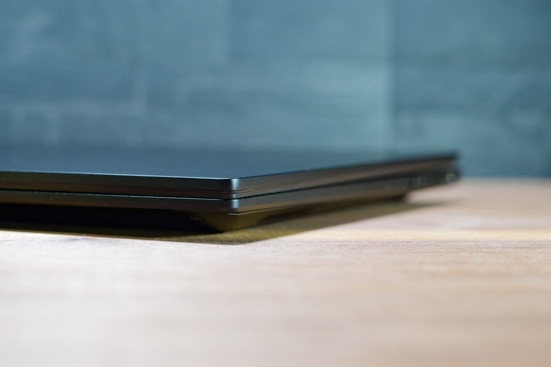 底面外周部が斜めになっているのでより薄く見える。指を差し込めるので持ち上げやすいメリットも