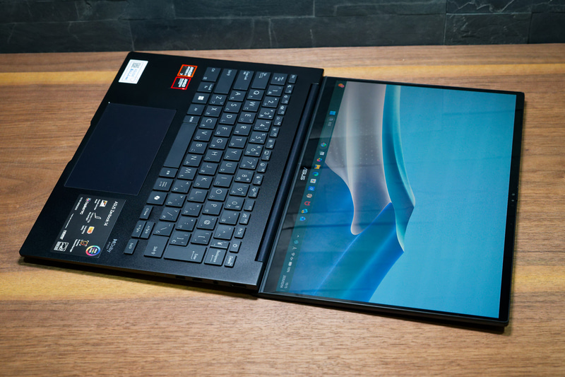 ディスプレイは180度開く。対面の相手に画面をみせるのも楽