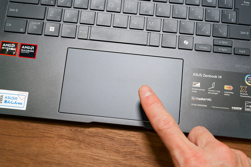 操作しやすい幅広のタッチパッド。各種ジェスチャー機能も備える