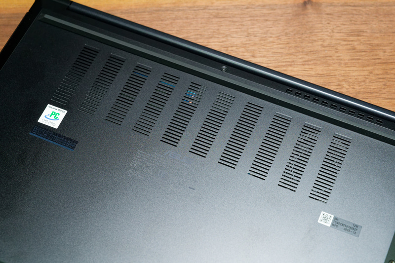 吸排気は底面や左側面から。手には熱が伝わりにくい構造