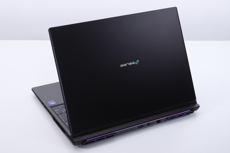 本体カラーはマットブラックで、キーボードや背面のライトバーにRGB LEDを採用している