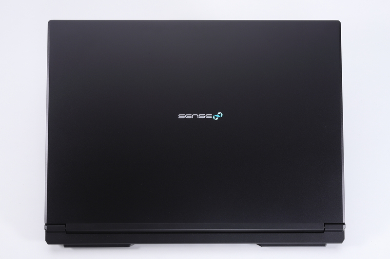 マットブラックでカラーリングされた天板の中央にはSENSE∞ロゴが配置されている