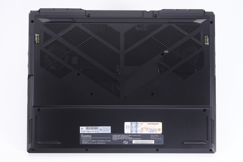 底面。中央部から背面側にかけて通気口を設けている