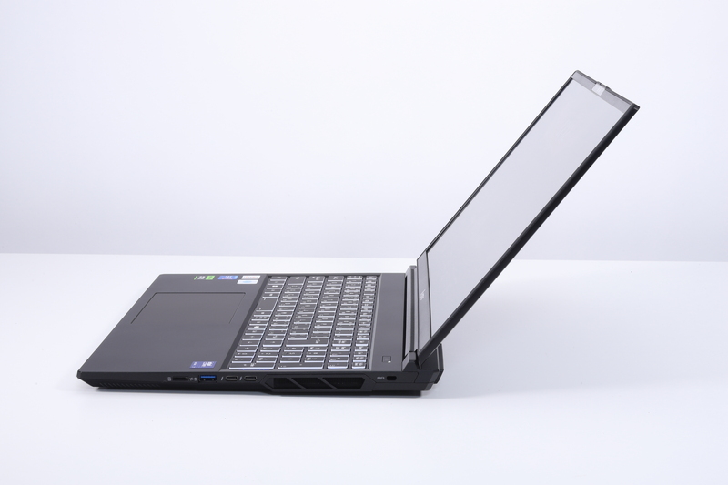 ディスプレイを最大限に開いた状態