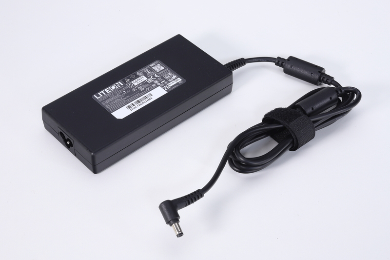 付属のACアダプタ。230W(20V×11.5A)対応の大容量品ながら薄型設計を採用している