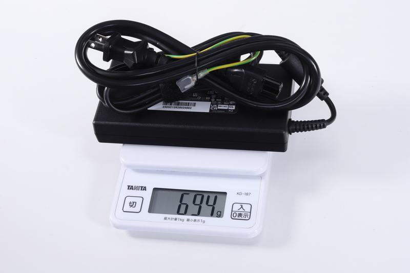 ACアダプタの重量はケーブル込みで実測694gだった
