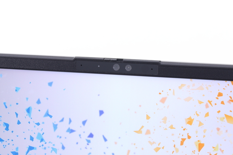 ディスプレイパネルの上部に配置されている500万画素のWebカメラ。Windows Hello対応で、プライバシーシャッターも搭載している