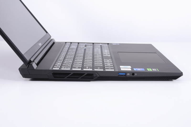 左側面。USB 3.1 Type-A(10Gbps)、ヘッドセット端子