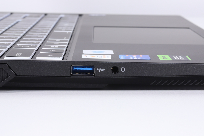 左側面。USB 3.1 Type-A(10Gbps)、ヘッドセット端子