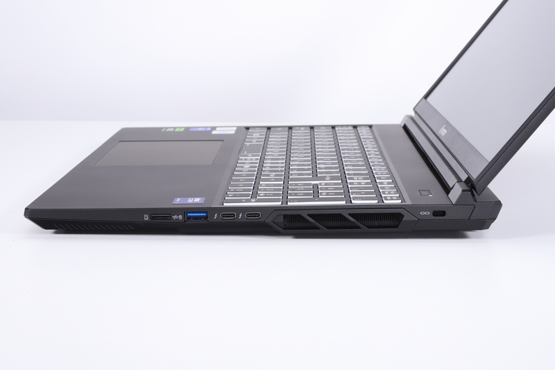 右側面。microSDカードスロット、USB 3.1 Type-A(10Gbps)、Thunderbolt 4(40Gbps)×2基、セキュリティロックスロット