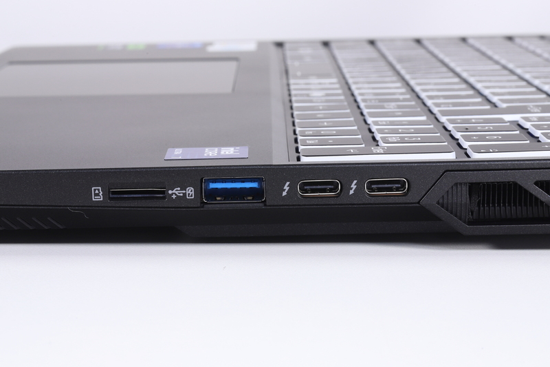 右側面。microSDカードスロット、USB 3.1 Type-A(10Gbps)、Thunderbolt 4(40Gbps)×2基、セキュリティロックスロット