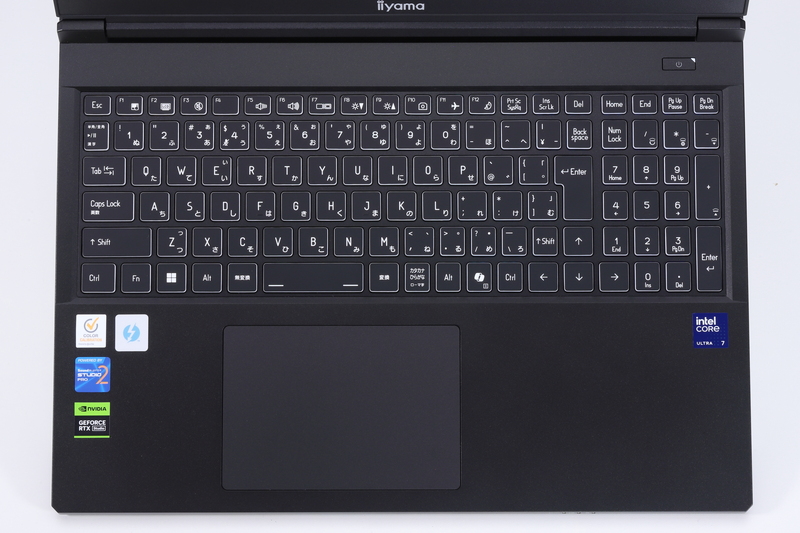テンキー付きの日本語配列キーボードを採用。右上に電源スイッチ、パームレスト部にタッチパッドを備えている