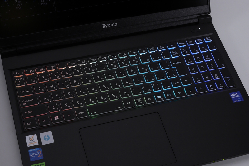 キーボードの各キーはRGB LEDバックライトを備えている