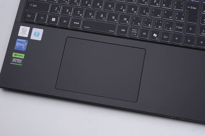 ボタン一体型のマルチタッチ対応タッチパッド