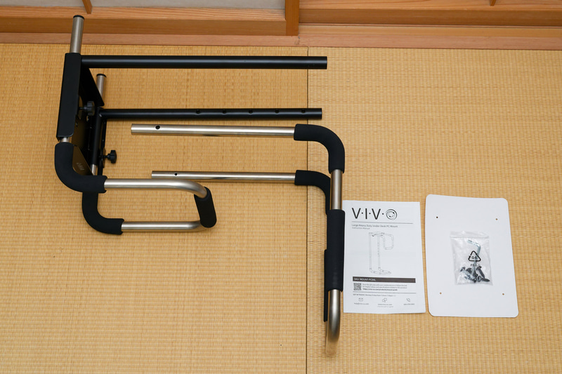 VIVO「Large Heavy Duty Under Desk PC Mount」。同梱物はマウント本体と説明書、ねじ類、ねじ穴の位置合わせ用テンプレート(台紙)