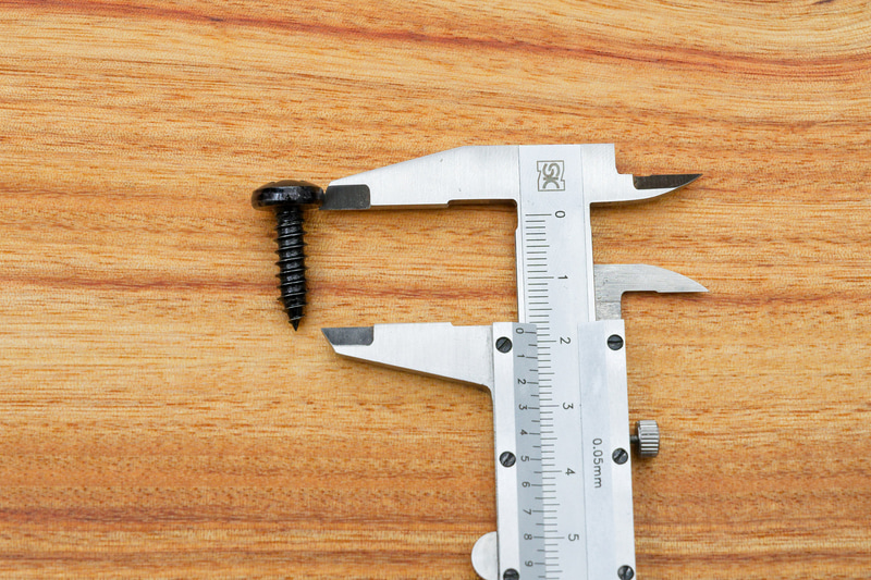 付属ねじは19mmの長さ。デスク天板に十分な厚さがあることを確認しておきたい