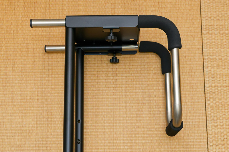 幅方向は2つのノブを緩めてパイプをスライドすることで調整する